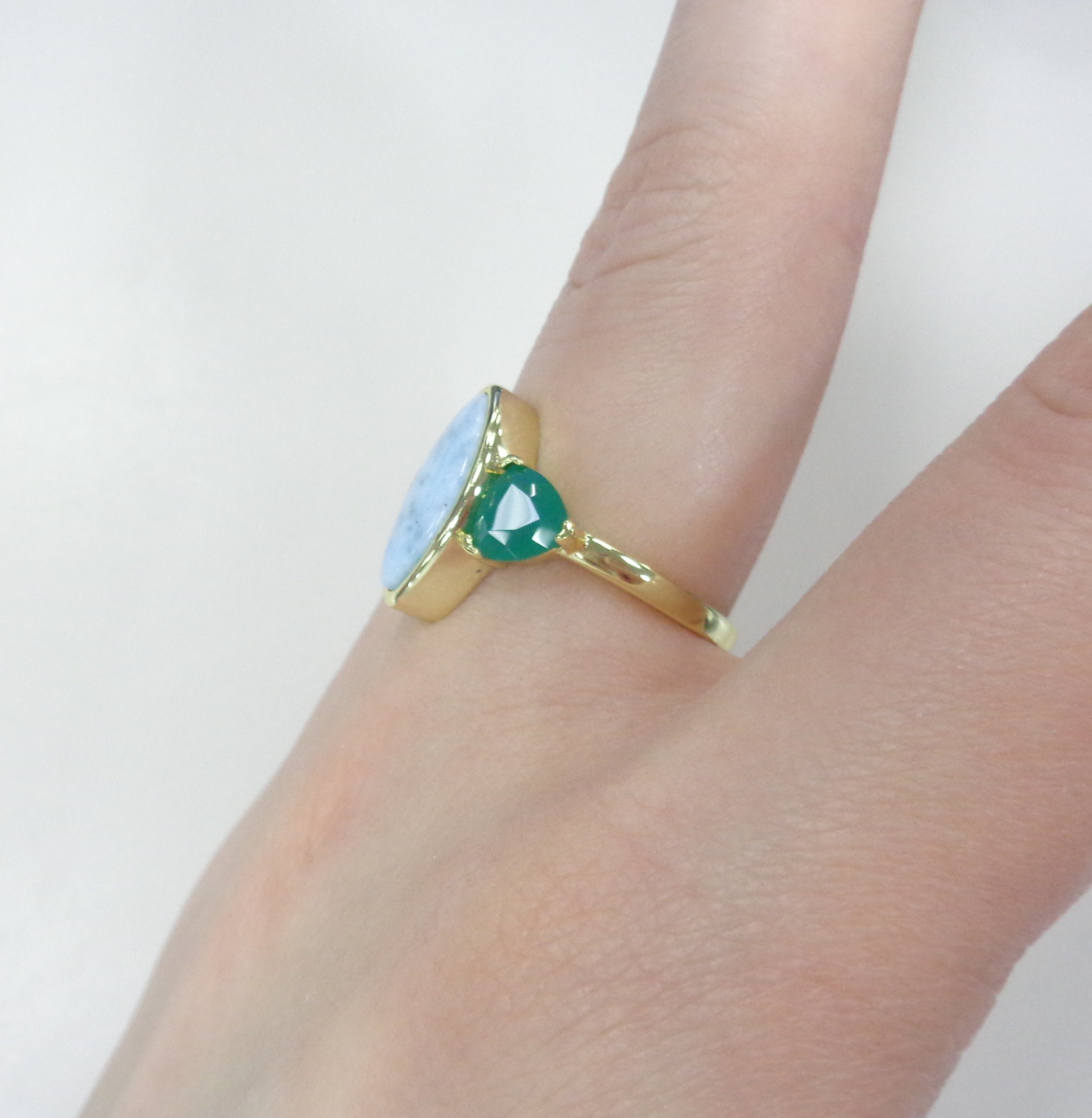 Серебряное кольцо с ларимаром и агатами